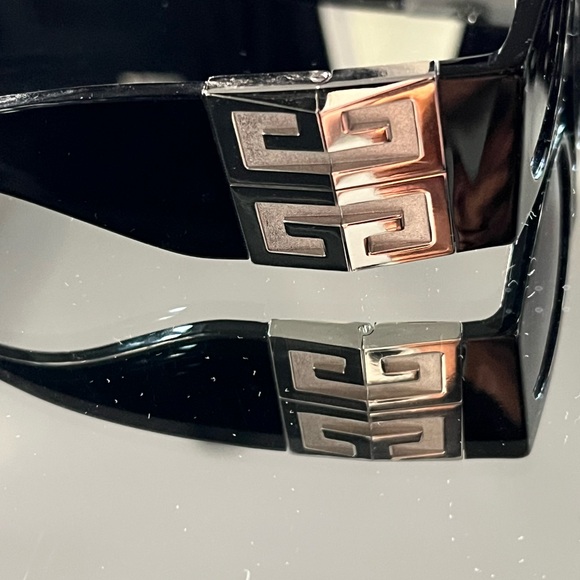 Givenchy Logo Sunglasses- (New ?️) main image 4
